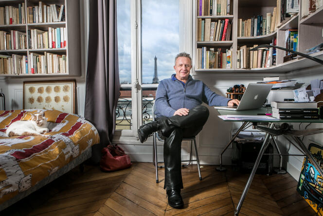 Michel Field, journaliste, écrivain et animateur de radio et de télévision, dans son appartement parisien, en janvier 2014.