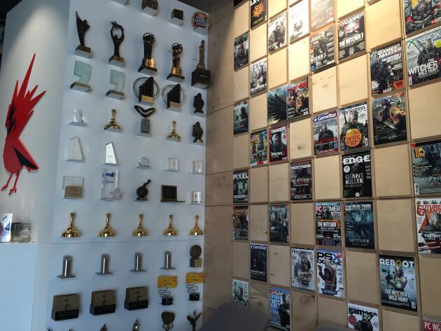 Le hall d'entrée de CD Projekt, à Varsovie, est décoré avec les couvertures et les trophées récoltés par The Witcher 3.