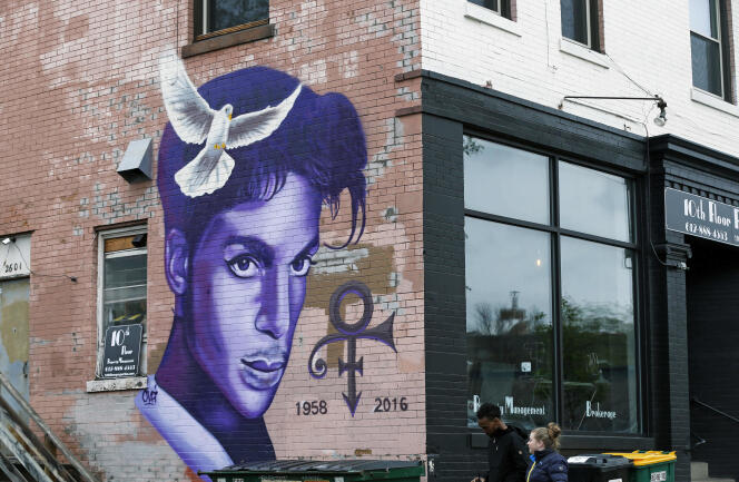 Photo d'une peinture murale en l'honneur de Prince à Minneapolis dans le Minnesota, le 28 avril 2016.
