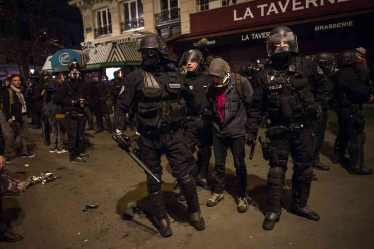 Vingt-quatre personnes ont été placées en garde à vue, à Paris, à la suite de dégradations et de violences survenues dans la nuit, selon la préfecture.