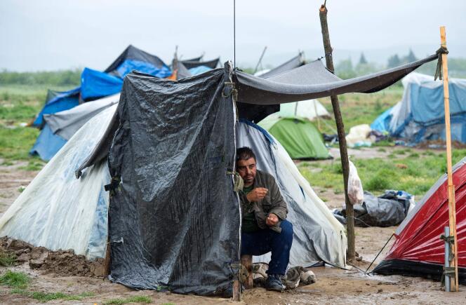 Un migrant sous un abris de fortune près de la frontière macédonienne à Idomeni le 29 avril 2016.