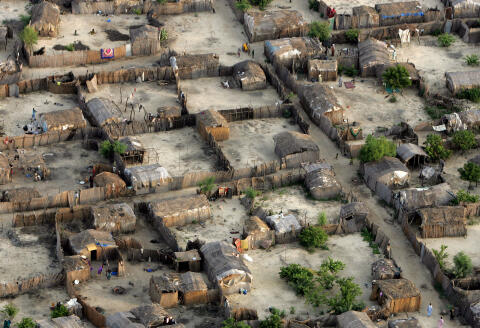 A village between Lake Chad and N'Djamena, Chad is seen from the air as the United Nations Secretary General Ban Ki-moon visits the area 07 September, 2007. Ban made the visit to witness the shrinkage of the lake and to draw attention to the affects of global warming. AFP PHOTO/DON EMMERT / AFP PHOTO / DON EMMERT