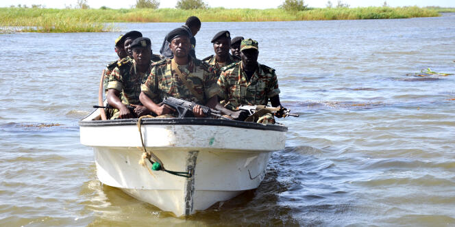 Des soldats de l'armée camerounaise patrouillent sur le lac Tchad, en mars 2013.