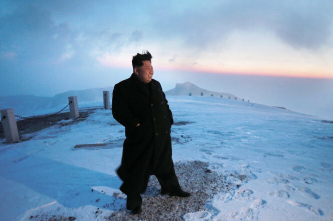 Cette photo prise le 18 avril 2015, et diffusée par l'agence officielle KCNA, montre le leader nord-coréen Kim Jong-un sur le mont Paektu.