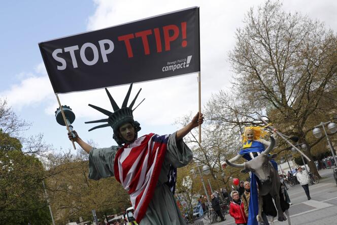 Manifestation contre le traité de libre-échange transatlantique avant la visite du président américain Barack Obama à Hanovre, en Allemagne, le 23 avril.