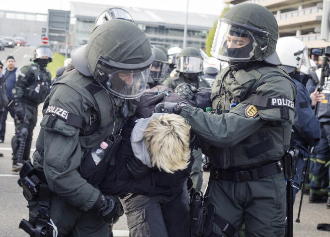 Arrestation d'un manifestant aux abords du Palais des congrès de Stuttgart où le parti populiste Alternative pour l'Allemagne tient son congrès samedi 30 avril et dimanche 1er mai.