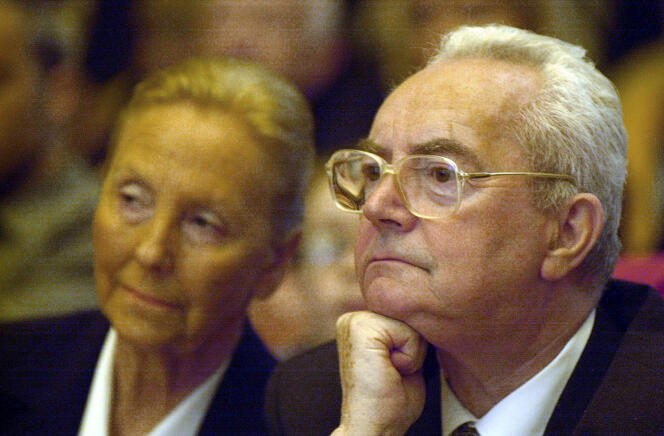 Jean-Marie Girault et sa femme, à la mairie de Caen le 25 mars 2001.