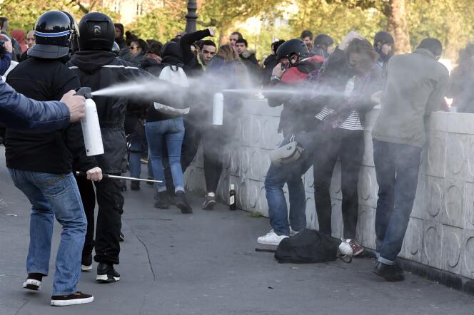 Des policiers en civil aspergent des manifestants lors de la manifestation du 1er-Mai à Paris.