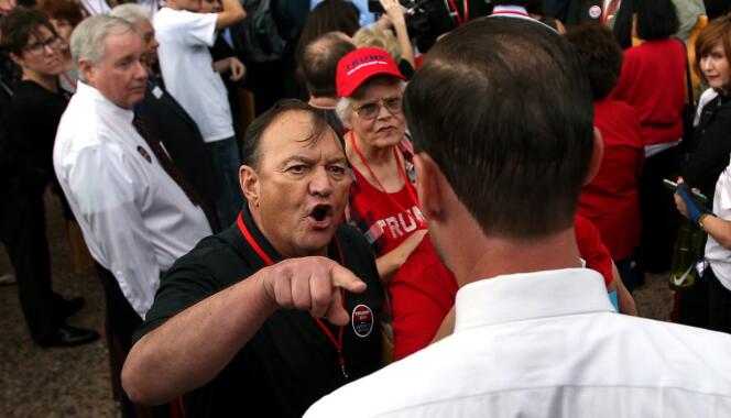 Un partisan de Donald Trump face à un supporteur de Ted Cruz, le 30 avril, à Mesa, dans l’Arizona.