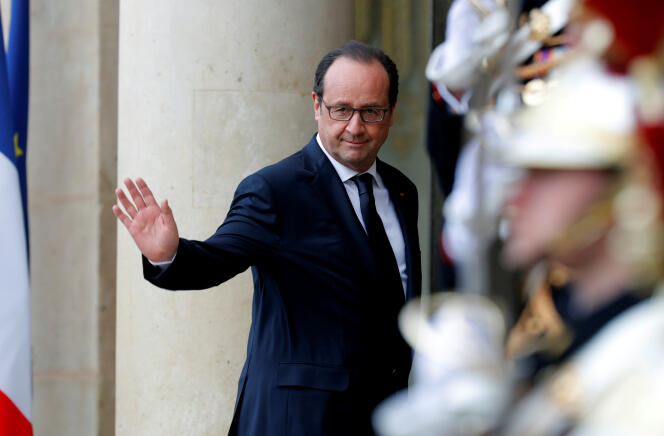 François Hollande devant l’Elysée, le 26 avril à Paris.