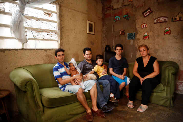 Toute la famille de Yunni Perez (à droite) est réunie dans le salon familial, à Caracas, vendredi 22 avril.