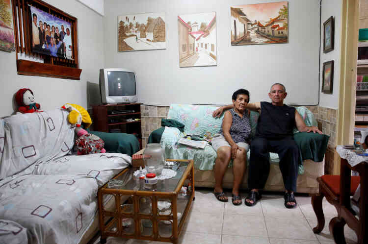 « Nous nous limitons et mangeons moins », disent, d'une même voix, Antonio Marquez et sa femme, Maria, à Caracas, samedi 23 avril.