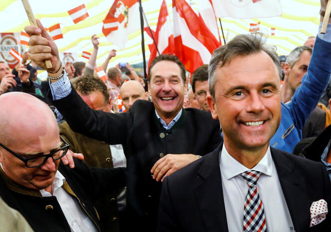 Le président du FPÖ, Heinz-Christian Strache, et le candidat à l'élection présidentielle autrichienne Norbert Hofer (à droite), le 1er mai à Vienne.