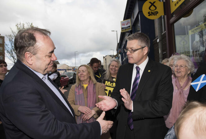 L'ancien chef du Parti national écossais en visite à Greenock pour soutenir la campagne de Stuart McMillan, lundi 2 mai 2016.