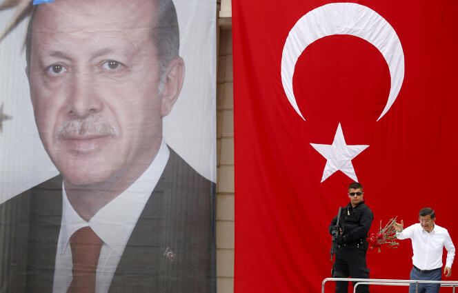 Ahmet Davutoglu (en bas à droite) tient un meeting de campagne devant un portrait géant du président Recep Tayyip Erdogan, en juin 2015.