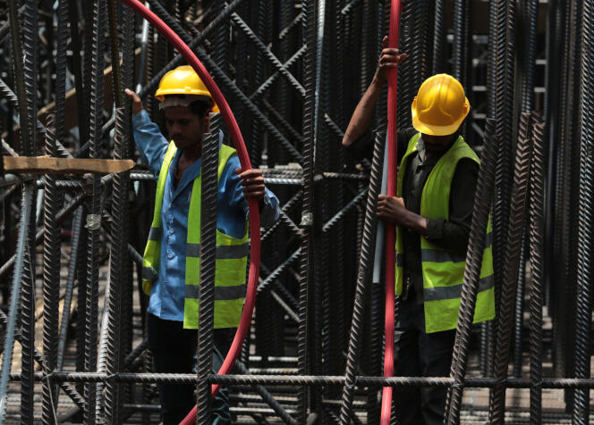 Des employés du groupe Saudi Ben Laden lors de la construction de Kingdom Tower, à Jeddah, en mai 2014.