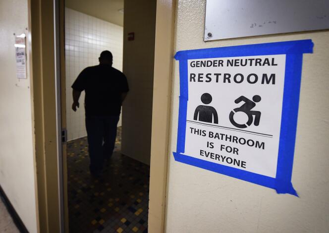 Un panneau désignant que les toilettes sont « neutres » dans un campus de Los Angeles, en Californie, le 4 mai 2016.