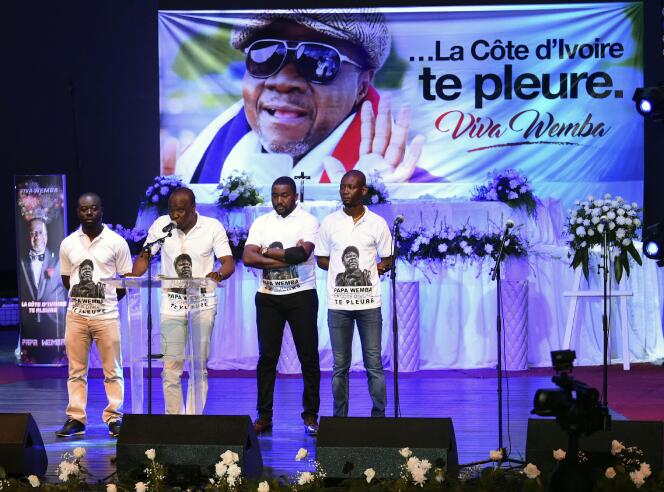 Le groupe Magic System, lors du concert en hommage à Papa Wemba mort à Abidjan sur la scène de leur festival, le Femua, le 24 avril 2016.