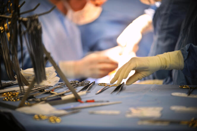 Des chirurgiens effectuent une opération à cœur ouvert, le 17 décembre 2007 à l'hôpital Georges Pompidou de Paris.