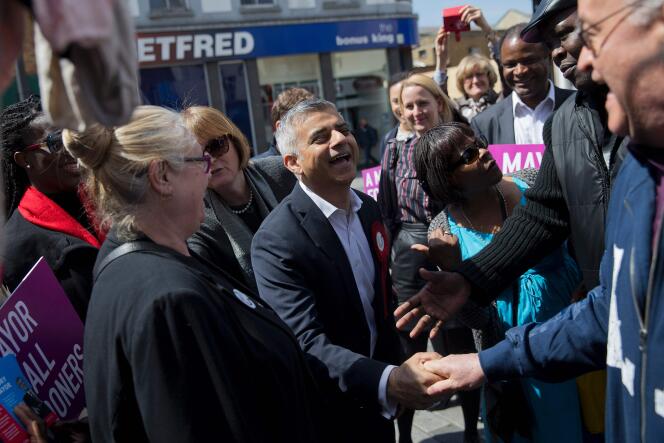 Le travailliste Sadiq Khan en campagne pour être maire de Londres le 4 Mai à Londres.