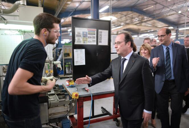 Francois Hollande visite l’entreprise de mécanique MK Automotive-Mecachrome, à Sablé-sur-Sarthe, le 4 mai.