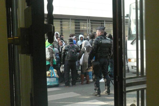 Les migrants sont évacués du lycée Jean-Jaurès le 4 mai.