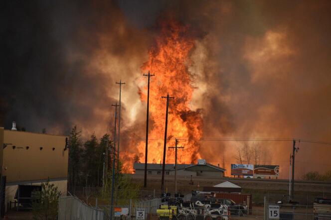 L'incendie menace une zone industrielle au sud de Fort McMurray, dans l'Etat de l'Alberta.
