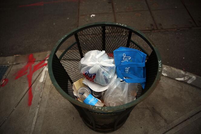 Une poubelle à Manhattan le 5 mai. A compter du 1er octobre à New York chaque sac plastique coûtera 5 cents.