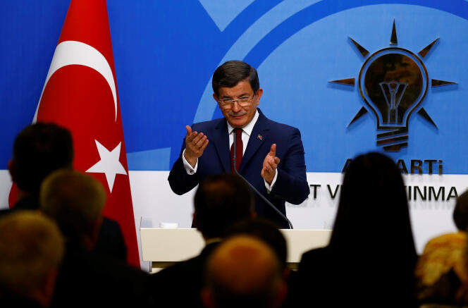 Le premier ministre turc Ahmet Davutoglu lors de l'annonce de sa démission au siège de son parti ( AK ).