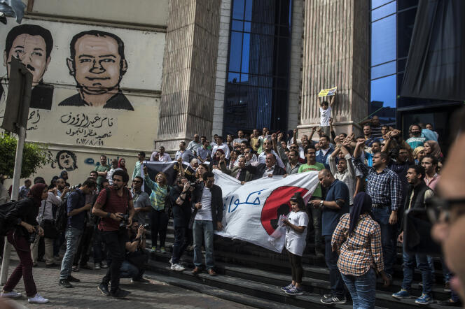 Des journalistes manifestent devant le siège du syndicat des journalistes, au Caire, le 3 mai, à l'occasion de la journée mondiale de la liberté de la presse , un jour après l'irruption des forces de sécurité au siège du syndicat des journalistes et l'arrestation de deux d'entre eux.