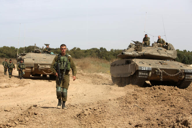 Des soldats israéliens montent la garde à côté d'un véhicule blindé, le long de la frontière entre Israël et la bande de Gaza, mercredi 4 mai 2016 .
