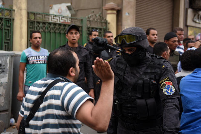 Tensions entre un journaliste et un policier lors d'une manifestation pour exiger le limogeage du ministre de l'Intérieur, le 4 mai 2016, devant le siège du syndicat des journalistes au Caire.