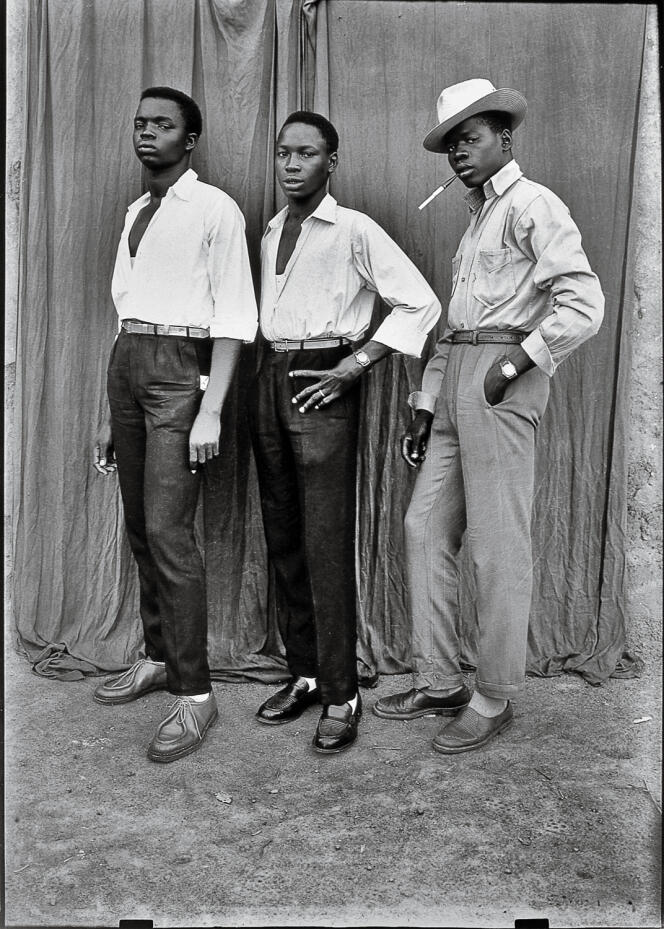 Trois jeunes Bamakois photographiés par Seydou Keïta dans les années 1950.