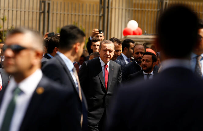 Recep Tayyip Erdogan, avant de prononcer un discours, à Istanbul, le 6 mai.