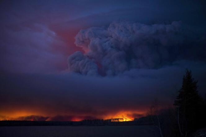 Un incendie massif fait rage au sud de Fort McMurray, en Alberta, le 4 mai.