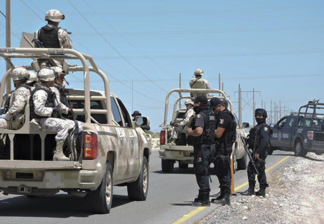 Des militaires et de policiers fédéraux mexicains aux abords de la prison de Ciudad Juarez, où a été transféré le baron de la drogue « El Chapo », le 7 mai à l’aube.