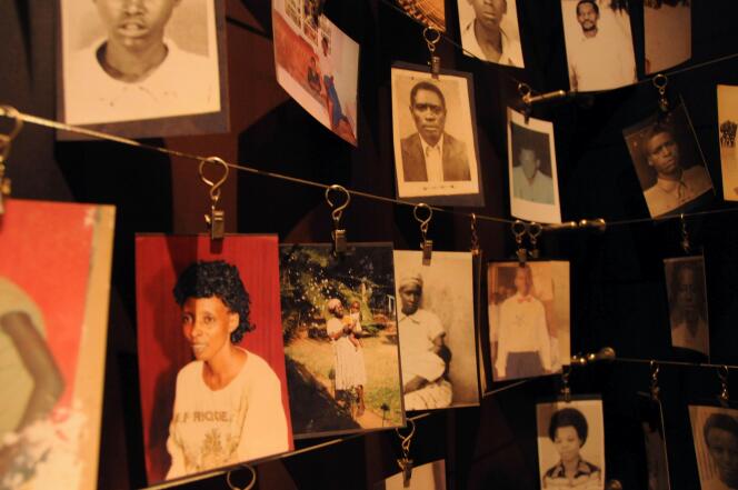Photos de victimes exposées au Mémorial du génocide, à Kigali,  en avril 2012.