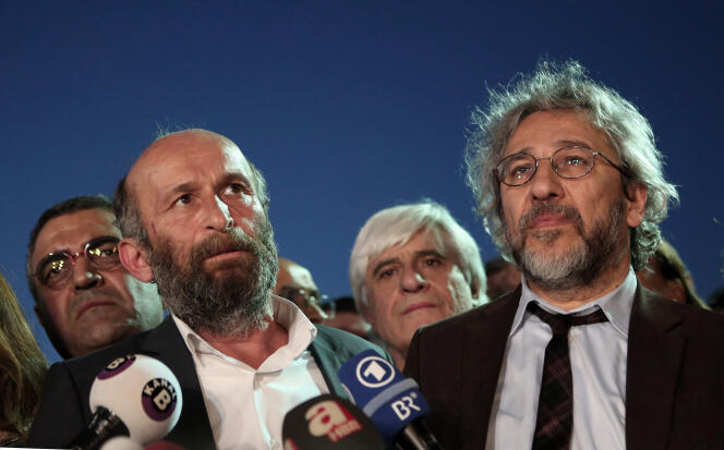 Can Dündar  et Erdem Gül, rédacteur en chef et chef de la rédaction d’Ankara du quotidien d’opposition « Cumhuriyet », à Istanbul, le 6 mai.