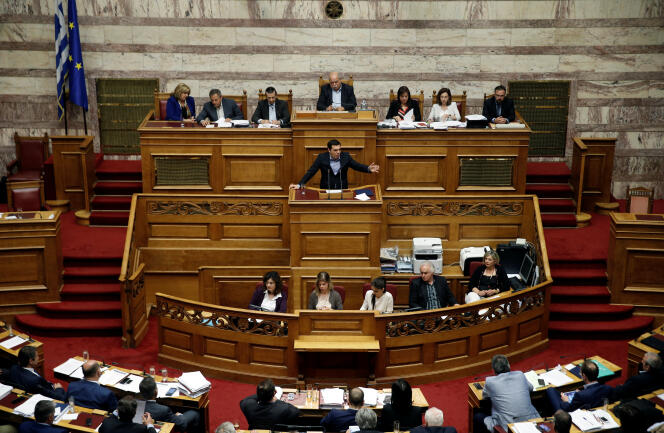 Le premier ministre grec, Alexis Tsipras, devant la Vouli (le Parlement grec), à Athènes, le 8 mai.