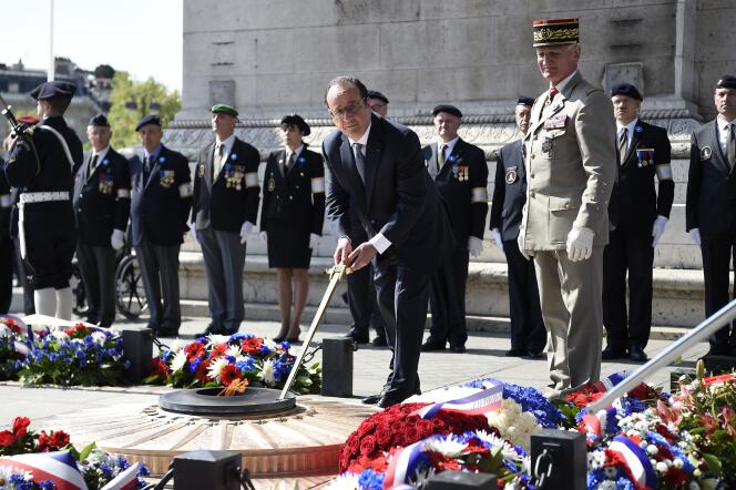 François Hollande, devant l’Arc de triomphe, à Paris, le 8 mai.