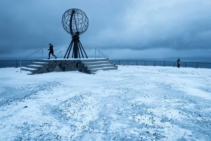 Sur l’île de Mageroya, un globe marque le cap Nord, latitude 71° 10’.