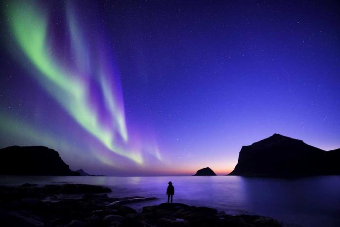 Dans les îles Lofoten, une aurore boréale.
