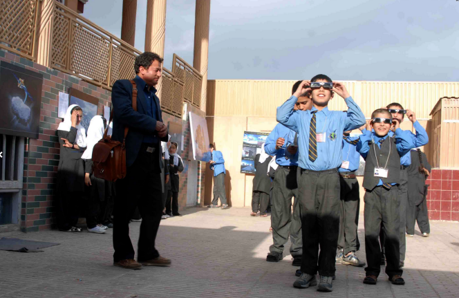 Le professeur Yunos Bakshshi ( à gauche ) pendant une leçon d'astronomie dans un collège  de Kaboul en 2009.