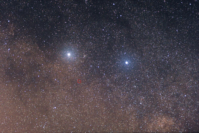 Les deux étoiles brillantes sont Alpha Centauri (à gauche) et Beta Centauri  (à droite). Au centre, l'étoile rouge dans le centre du cercle rouge est Proxima Centauri.