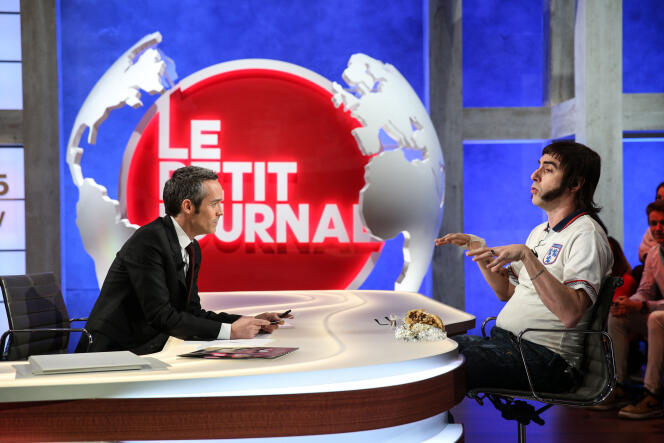 Yann Barthès, sur le plateau de l'émission en clair, et son invité l'acteur Sacha Baron Cohen, le 26 février 2015