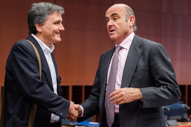 Le ministre des finances espagnol, Luis de Guindos, s’entretient avec le ministre des finances grec, Euclid Tsakalotos, à Bruxelles, lundi 9 mai 2016.