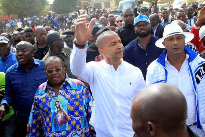 Moïse Katumbi escorté par des soutiens avant son audition par le parquet, lundi 9 mai 2016,  à Lubumbashi