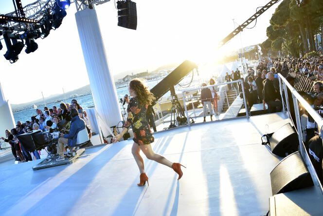 Izia Higelin,  sur le plateau du « Grand Journal »  à Cannes, en 2015.