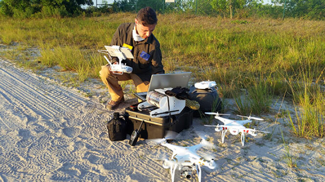 Benoît Duverneuil, fondateur d’un groupe de recherche en archéologie franco-équatorien, envoie une petite flotte de drones pour réaliser des opérations de secours et des études après le tremblement de terre en Equateur.