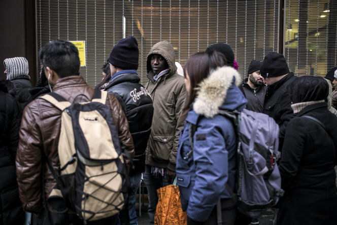 Devant la préfecture de Lyon, en 2015, des étrangers résidant en France attendent pour faire renouveler leur titre de séjour.